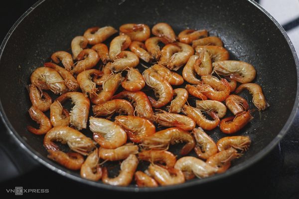 Nguy kịch sau bữa tối với tôm đồng