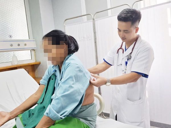 Nguy kịch sau khi bị ong vò vẽ đốt 60 nốt