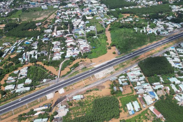 Nguyên nhân ban đầu khiến hơn 400 hộ dân cạnh cao tốc ở Đồng Nai bị ngập sâu