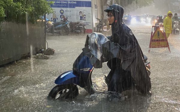 Nguyên nhân Hà Nội mưa như trút chiều tối nay?