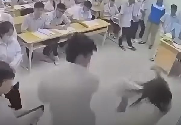 Nguyên nhân nam sinh Hà Nội đánh cô giáo trên bục giảng