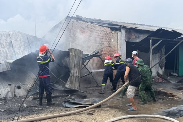 Nguyên nhân vụ cháy thiêu rụi 2 căn nhà sát nhau và 3 xe máy