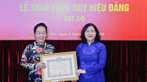 Nguyên Phó Chủ tịch nước Nguyễn Thị Doan đón nhận Huy hiệu 45 năm tuổi Đảng