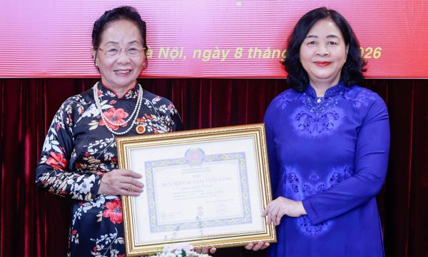 Nguyên Phó Chủ tịch nước Nguyễn Thị Doan nhận Huy hiệu 45 năm tuổi Đảng
