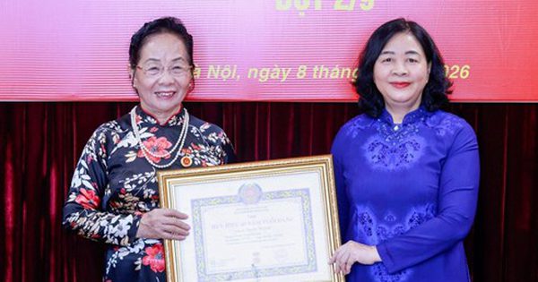 Nguyên Phó chủ tịch nước Nguyễn Thị Doan nhận Huy hiệu 45 năm tuổi Đảng