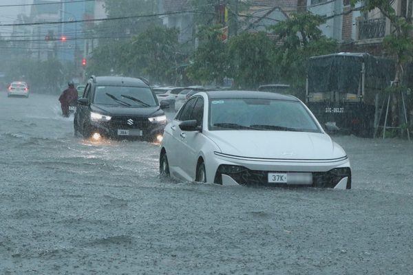 Nguyên tắc tài xế phải nằm lòng khi mưa ngập nếu không muốn "đau ví"