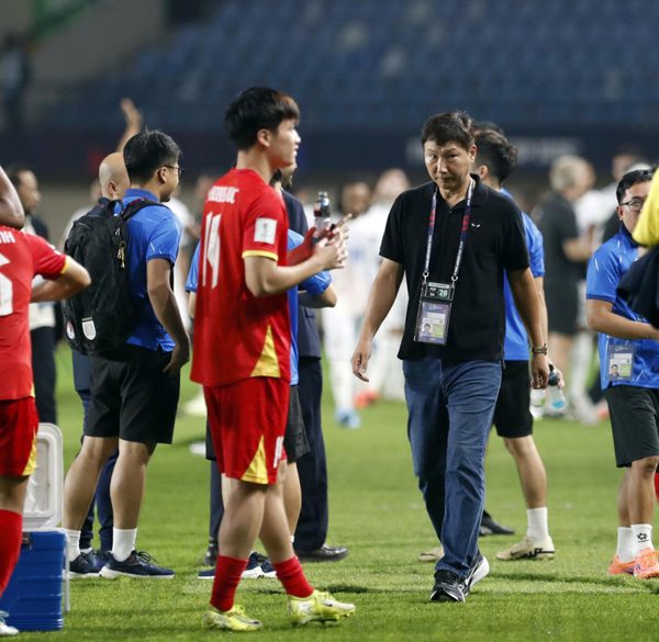 Nguyễn Xuân Son báo tin cực xấu với HLV Kim Sang-sik