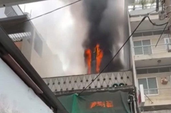 Nhà 2 tầng ở TPHCM bốc cháy ngùn ngụt giữa trưa