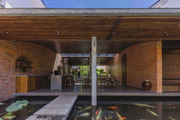 Nhà 250 m2 không dùng cửa, đưa cây xanh vào không gian sống