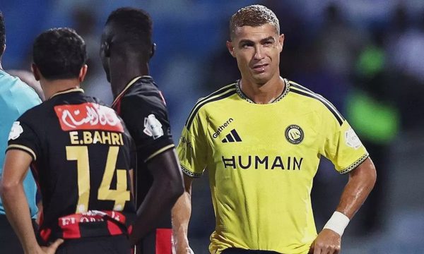 Nhà báo Saudi: 'Ronaldo chủ động xin thay người ở trận thắng ngược của Al Nassr'