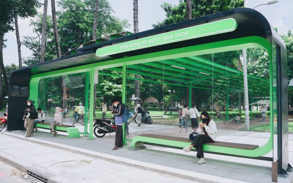 Nhà chờ xe buýt mới kết nối với ga metro Bến Thành