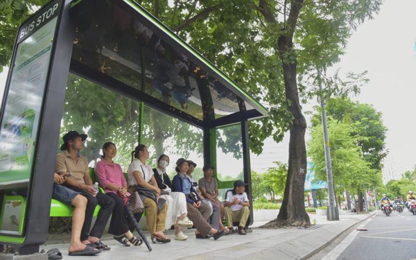 Nhà chờ xe buýt TP.HCM mát rượi cây xanh và an toàn với camera
