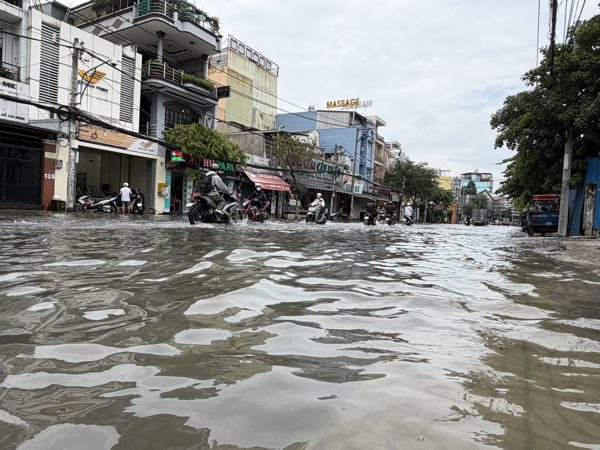 Nhà cửa chìm trong nước, khu biệt thự ở TP.HCM dùng máy bơm vẫn chưa thoát ngập