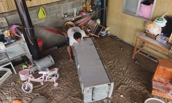 Nhà cửa ngổn ngang sau dòng lũ gần 2 m ở TP HCM