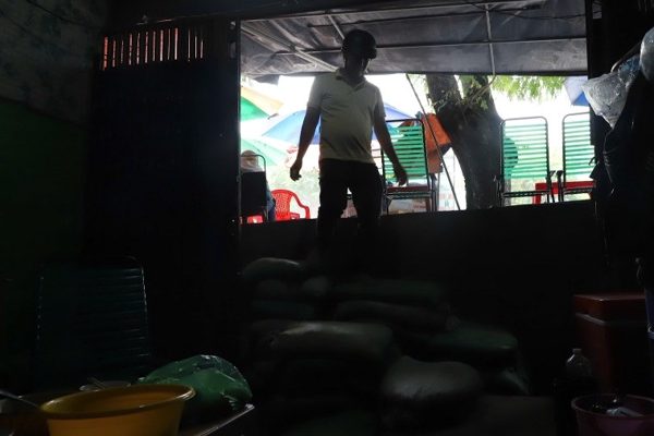 Nhà dân TPHCM thành 'hầm tối', khốn khổ vì đường nâng cao cả mét
