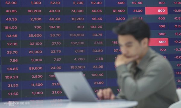 Nhà đầu tư chứng khoán 'ngậm trái đắng' vì tin lời AI
