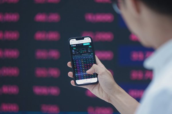 Nhà đầu tư ngoại liên tục xả hàng trước thềm nâng hạng chứng khoán