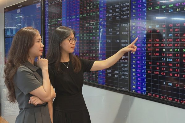 Nhà đầu tư tiếp tục bán tháo cổ phiếu PNJ, Novaland