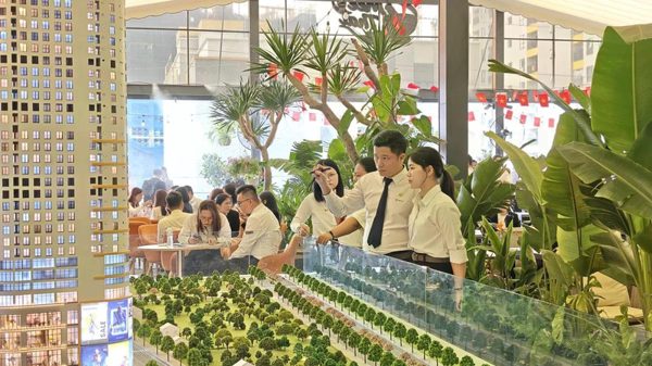 Nhà đầu tư vàng, chứng khoán đi 'tàu lượn', vì sao bất động sản hút dòng tiền?