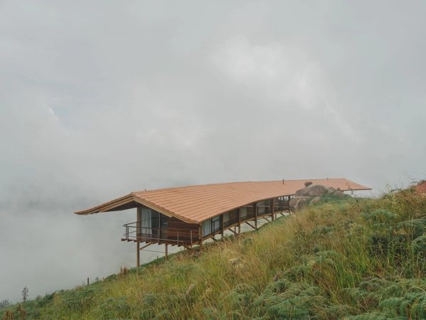 Nhà gỗ 'lơ lửng' trên sườn núi ở độ cao 1.530 m