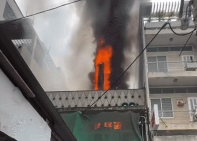 Nhà hai tầng ở TP HCM cháy ngùn ngụt