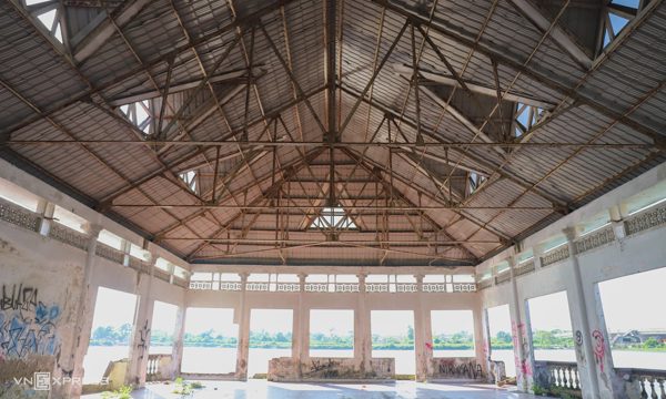 Nhà hàng nổi bỏ hoang hơn 12 năm ở trung tâm Vinh