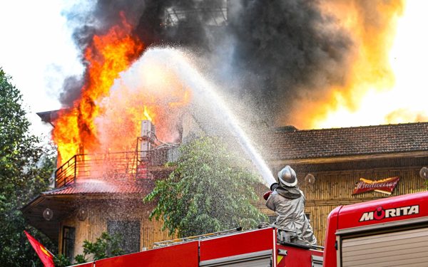 Nhà hàng ở phố trung tâm Hà Nội bốc cháy ngùn ngụt, kèm tiếng nổ