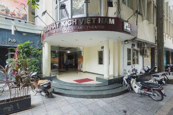 Nhà hát Kịch Việt Nam số 1 Tràng Tiền xuống cấp, mưa dột dùng xô hứng nước