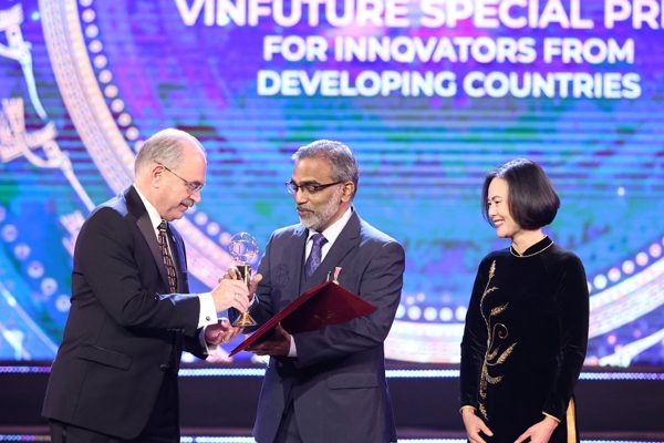 Nhà khoa học phát triển công nghệ lọc nước giá rẻ trở lại VinFuture