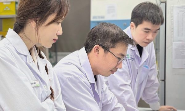 Nhà khoa học Việt tìm cách dự báo sinh non từ đầu thai kỳ