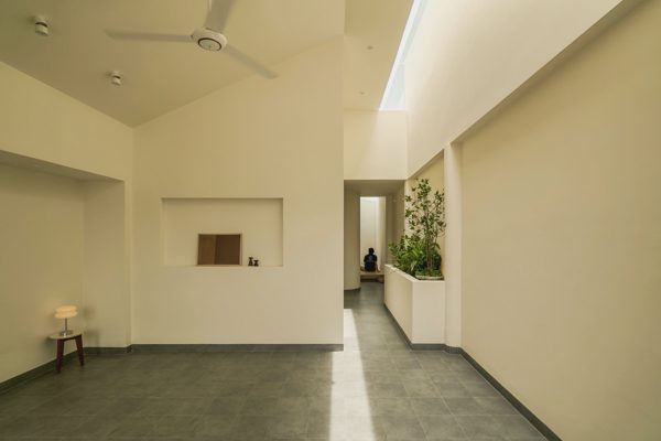 Nhà một tầng miền Tây bố trí 3 giếng trời đón nắng