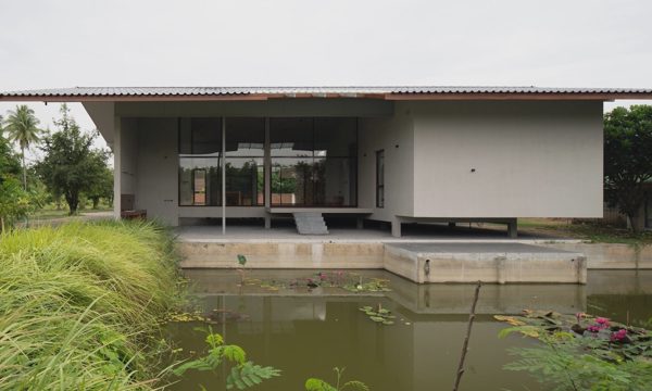 Nhà một tầng nâng sàn, mở không gian ra hồ hoa súng