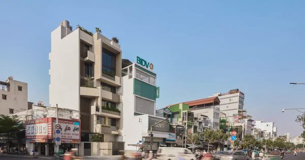 Nhà phố 7 tầng ngập tràn ánh sáng và cây xanh