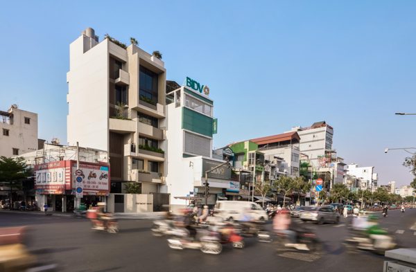 Nhà phố 7 tầng ngập tràn ánh sáng và cây xanh
