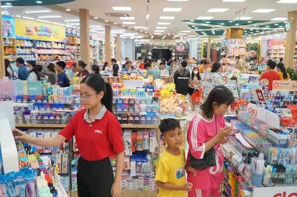 Nhà sách 'thất thủ' trước ngày khai giảng, phụ huynh chen chân mua sách, dụng cụ học tập