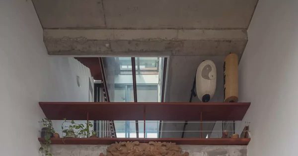 Nhà sử dụng sàn kính tạo những khoảng nhìn xuyên suốt giữa các tầng
