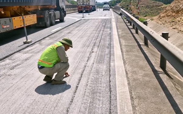 Nhà thầu bắt đầu khắc phục vệt hằn lún trên cao tốc Vạn Ninh - Cam Lộ