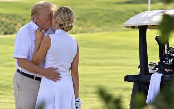 Nhà Trắng khẳng định bức ảnh ông Trump hôn trợ lý Natalie Harp là giả