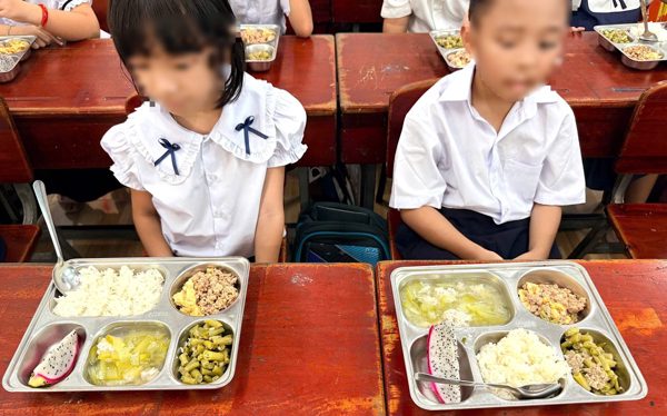 Nha Trang mời phụ huynh đến trường kiểm tra đột xuất bữa ăn bán trú, phát hiện vi phạm xử lý ngay