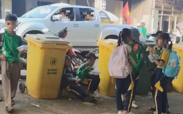 Nhà trường nói gì việc học sinh ăn sáng bên ngoài, cạnh thùng rác?