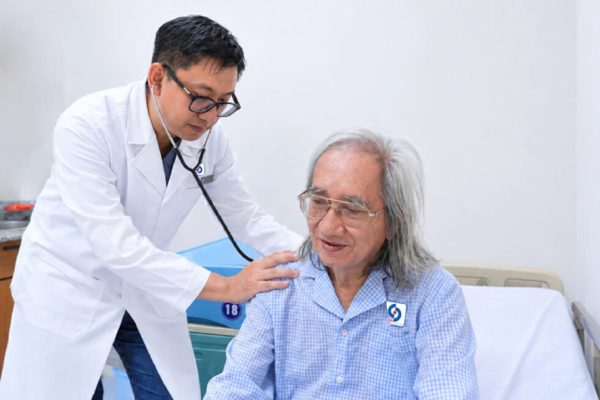 Nhà văn Nhật Chiêu hồi phục sau khi nhồi máu cơ tim lúc dọn sách do mưa ngập