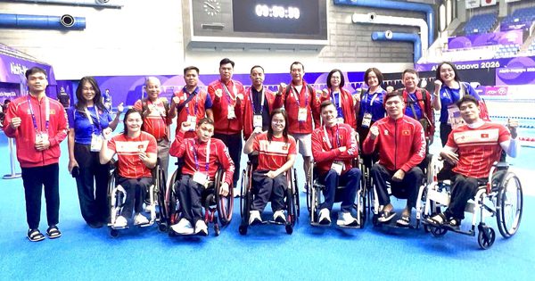 Nhà vô địch Lê Văn Công cầm cờ Việt Nam tại khai mạc ASIAN Para Games 5