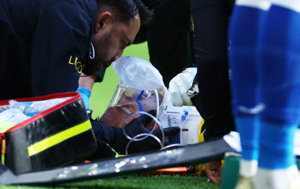 Nhà vô địch World Cup bất tỉnh, phải thở oxy trên sân