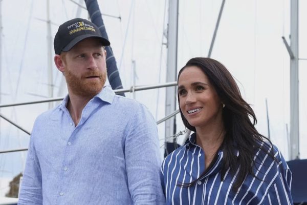 Nhà vua Anh nói vợ chồng Hoàng tử Harry vẫn không khác thường dân