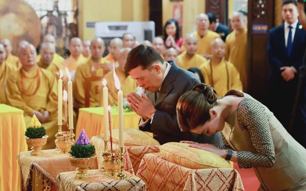 Nhà vua Thái Lan và Hoàng hậu lễ Phật tại chùa Quán Sứ