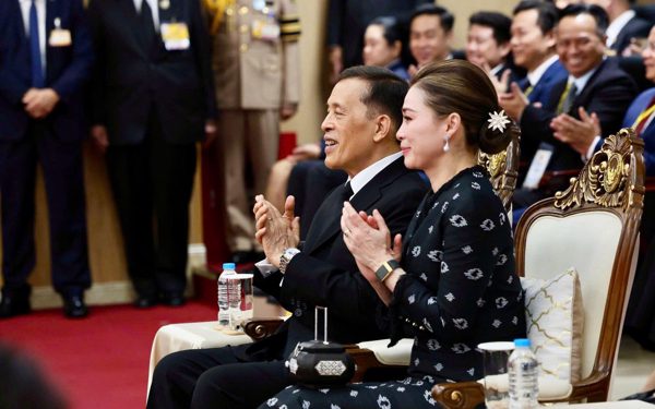 Nhà vua Thái Lan và Hoàng hậu nghe sinh viên Hà Nội nói tiếng Thái