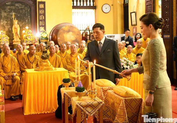 Nhà vua Thái Lan và Hoàng hậu thăm chùa Quán Sứ và dự lễ cầu an