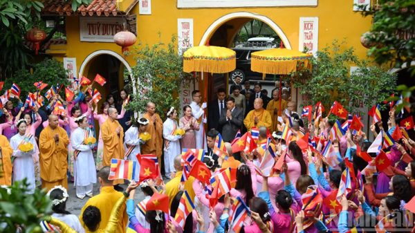 Nhà vua Thái Lan và Hoàng hậu thăm chùa Quán Sứ và dự Lễ cầu an