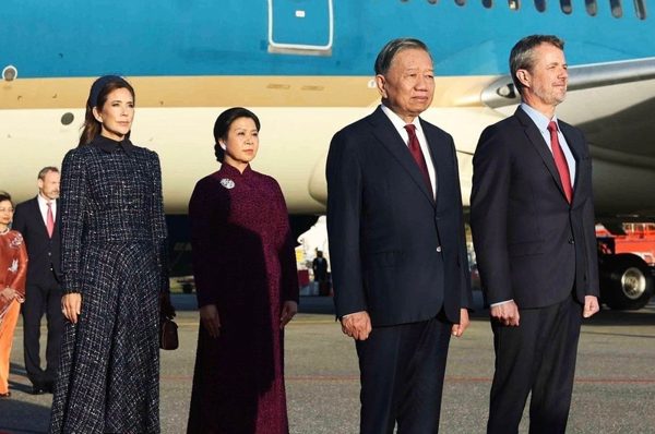 Nhà vua và Hoàng hậu Đan Mạch đón Tổng Bí thư, Chủ tịch nước và Phu nhân tại sân bay
