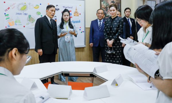 Nhà vua và Hoàng hậu Thái Lan dự lớp học tiếng Thái cùng sinh viên Việt Nam